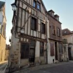 VUE DE LA VIELLE VILLE DANS LE CŒUR DE JOIGNY MAISON A COLOMBAGE