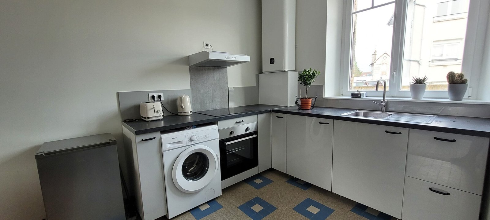 VUE GRAND ANGLE DE LA CUISINE REINE CLAUDE LOGEMENT A JOIGNY