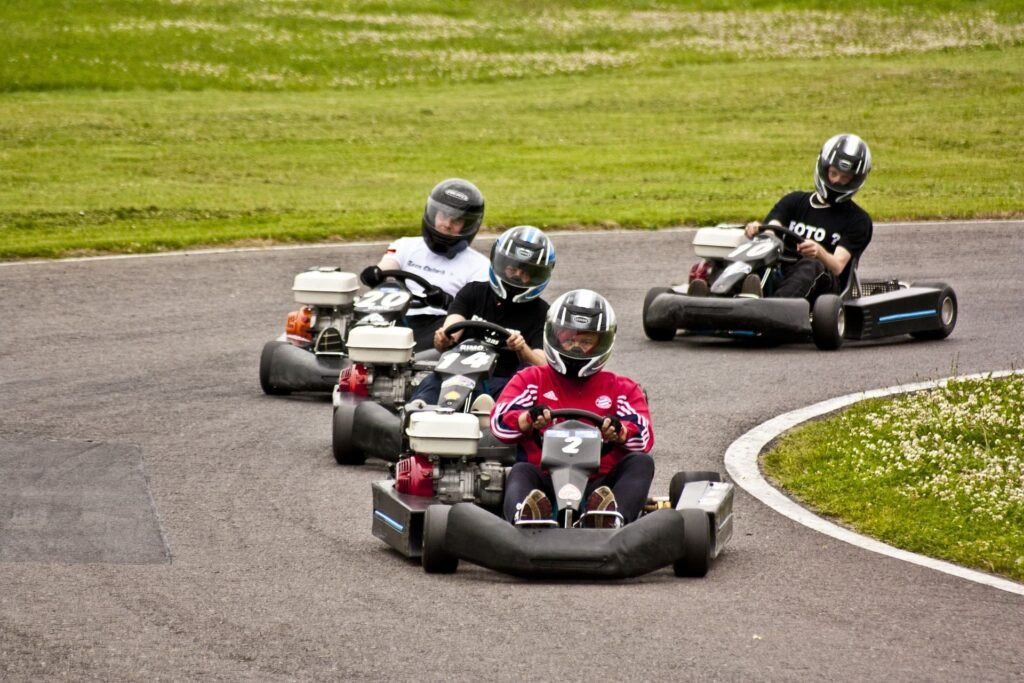 PHOTO DE PERSONNES EN TRAIN DE FAIRE DU KARTING AU CIRCUIT EXTERIEUR DE JOIGNY