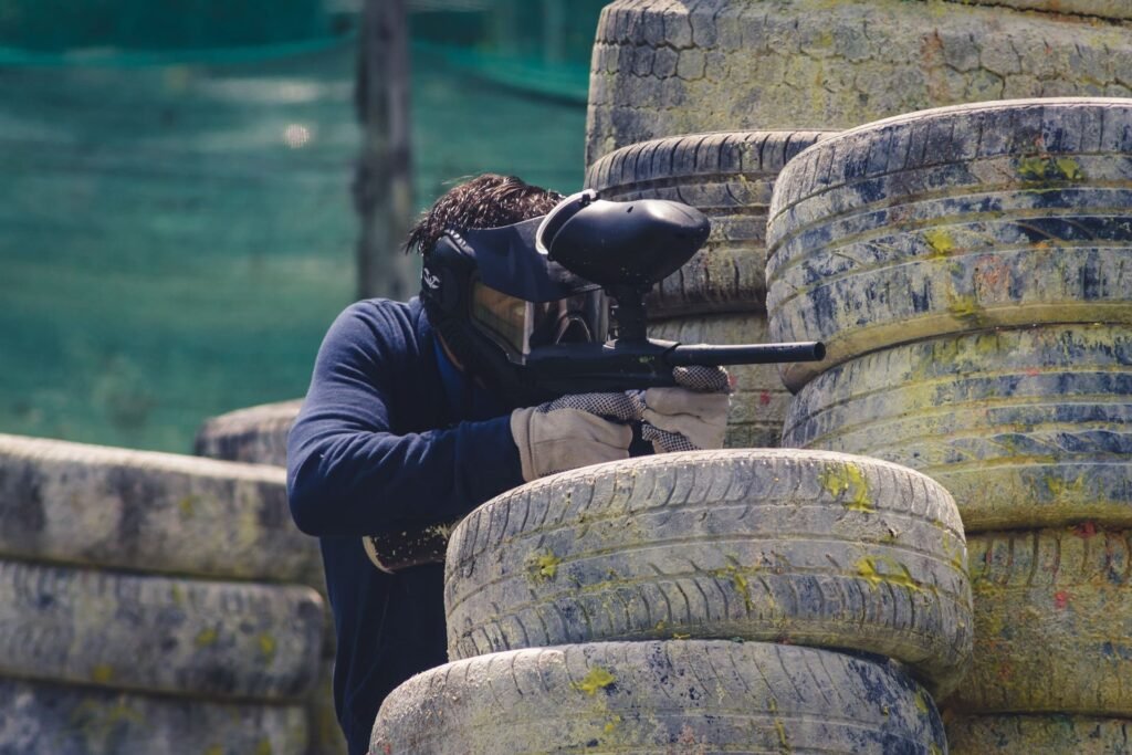 PHOTO D UNE PERSONNE EN TRAIN DE FAIRE DU PAINTBALL AU PAINTBALL EXTERIEUR DE JOIGNY