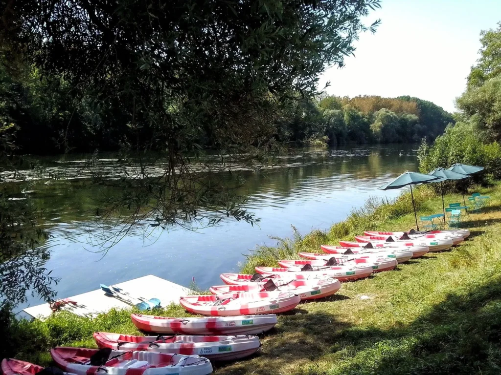 VUE DE L YONNE AVEC SUR LA BERGE LES CANOES ALIGNE