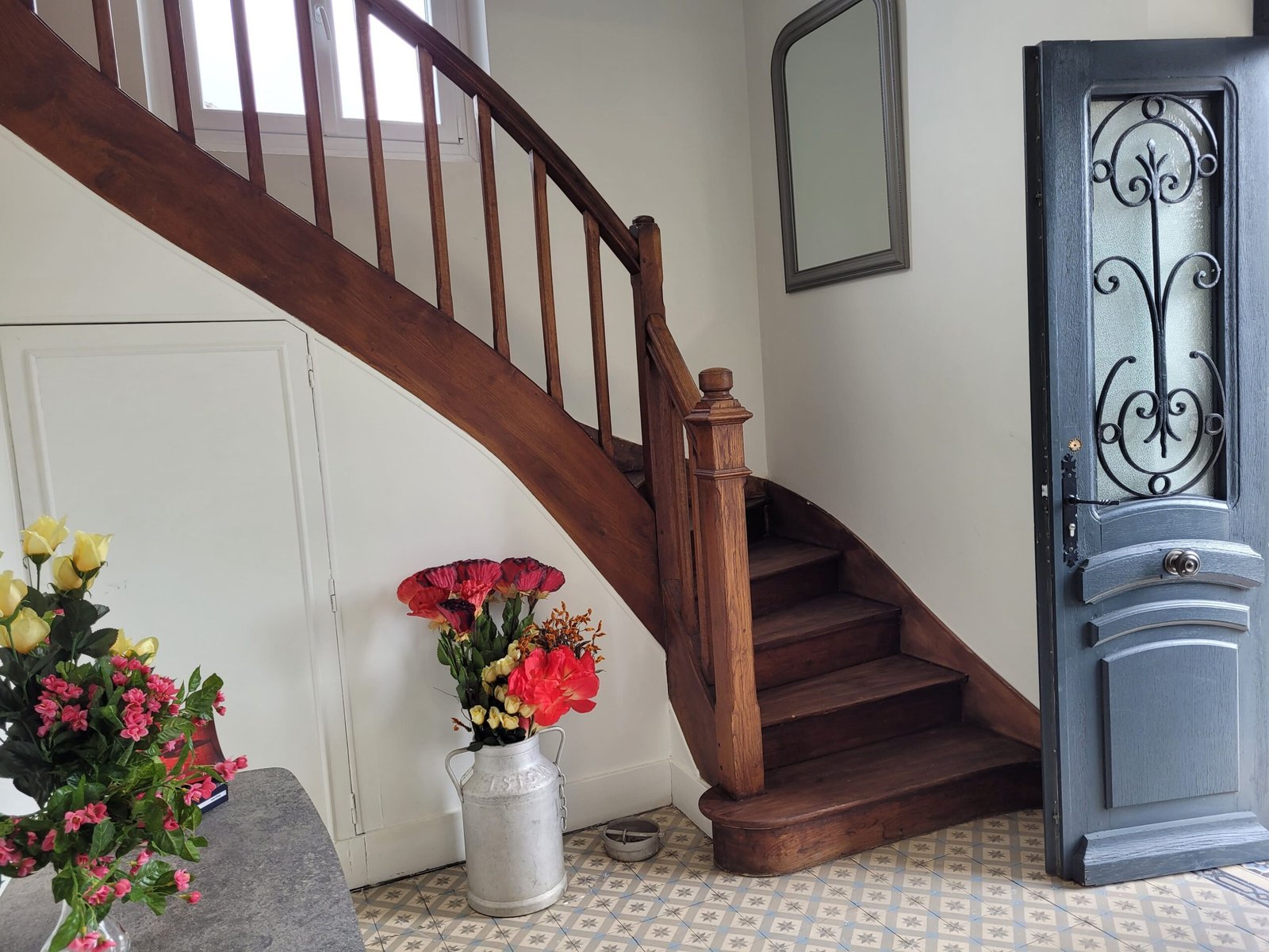 VUE DE L ENTRÉE COMMUNE DE LA RÉSIDENCE ESCALIER EN BOIS ET CARREAUX DE CIMENT AU SOL