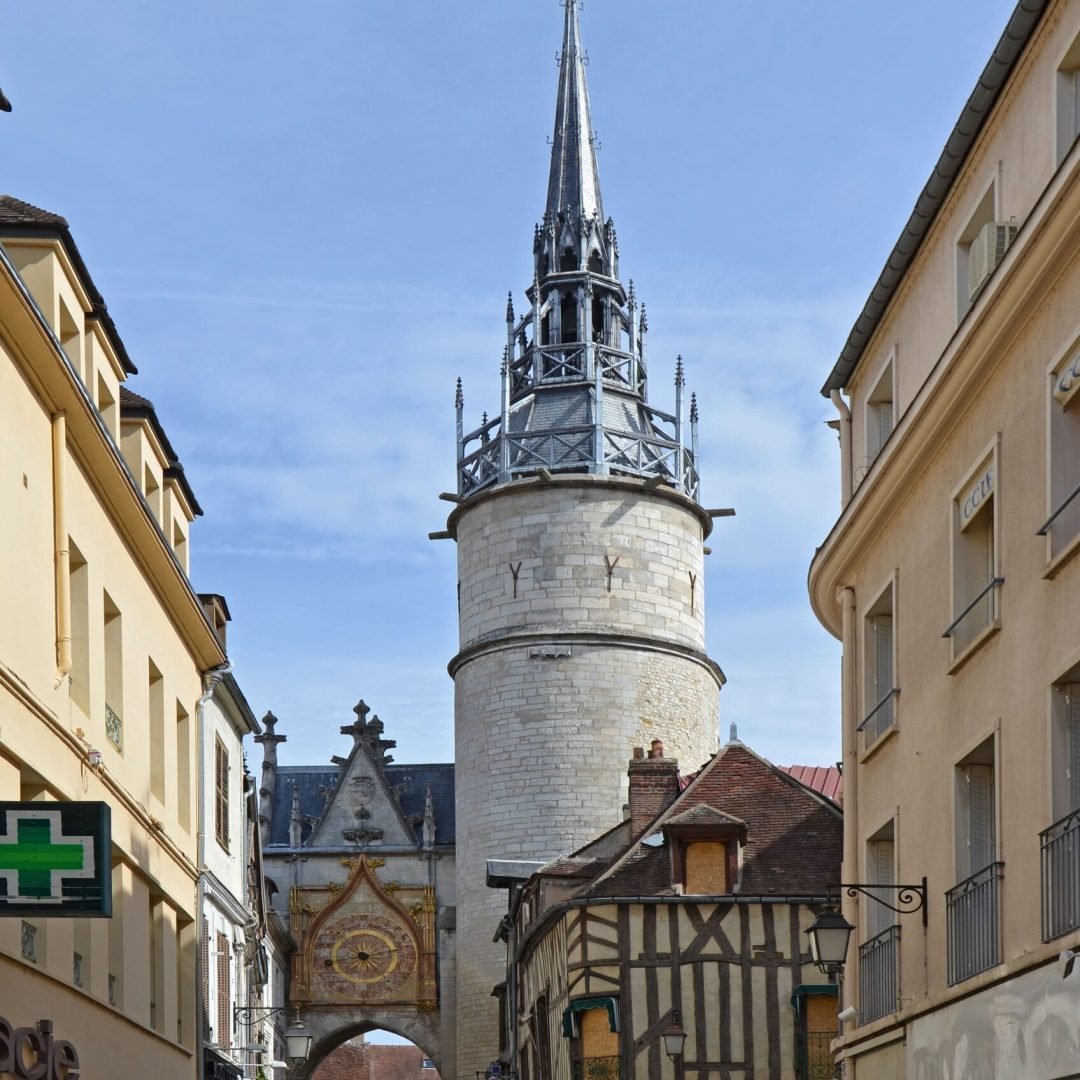 Photo de l'horloge en plein cœur d'Auxerre, monument dans l'yonne