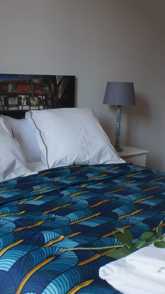 VUE DE LA CHAMBRE ET DU LIT LOGEMENT CERISE