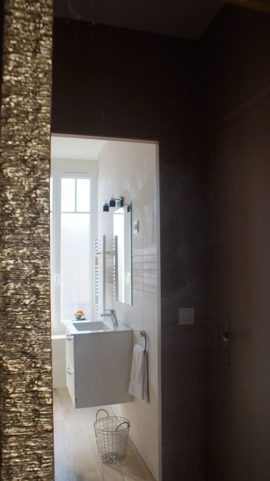 vue de la salle de bain du couloir logement cerise à joigny