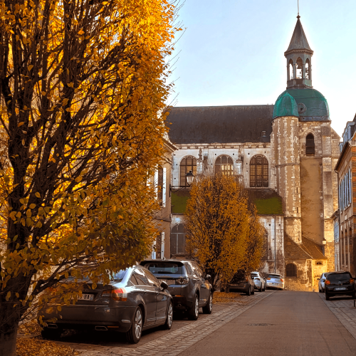 VUE DE L EGLISE SAINT JEAN DEPUIS LES RUELLES DE JOIGNY