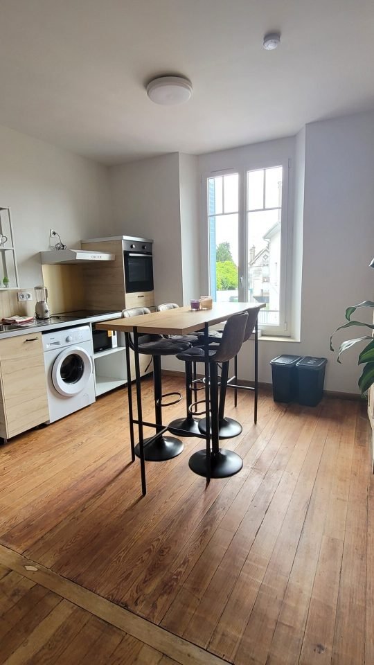 vue cuisine ouverte et salle à manger logement cerise