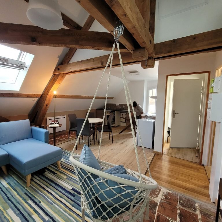 vue de la porte d'entrée et cusine ouverte canopée herbergement joigny