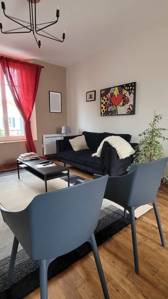 vue en plan large du salon de l'hébergement cerise à joigny