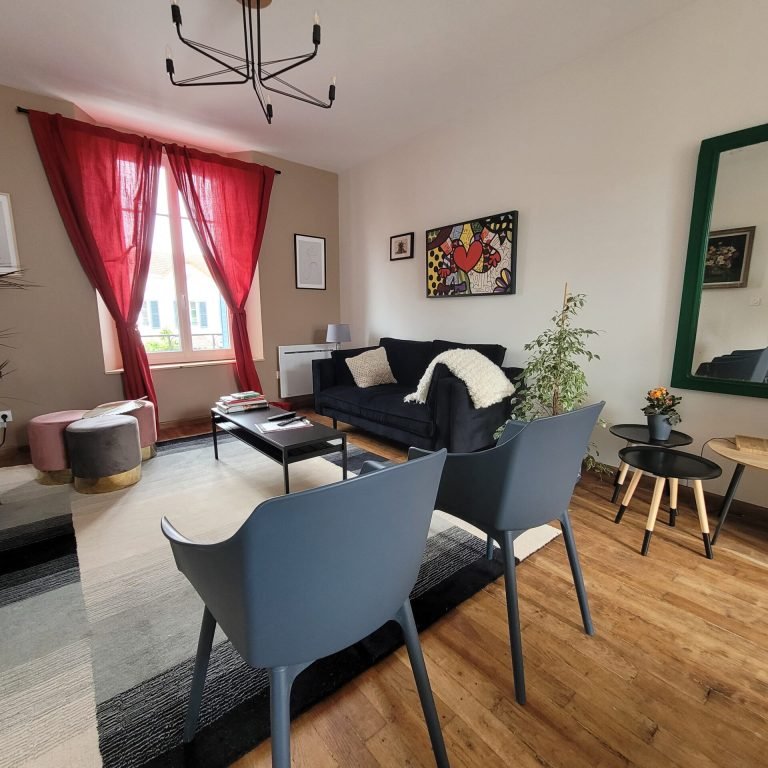 vue en plan large du salon de l'hébergement cerise à joigny